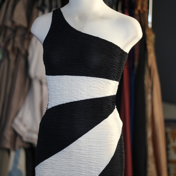 New Dress - Picture 4 of 4